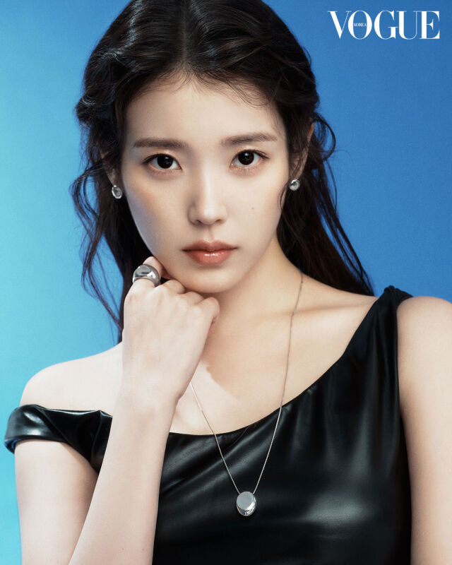 가수 겸 배우 아이유 화보 / 제이에스티나(J.ESTINA)