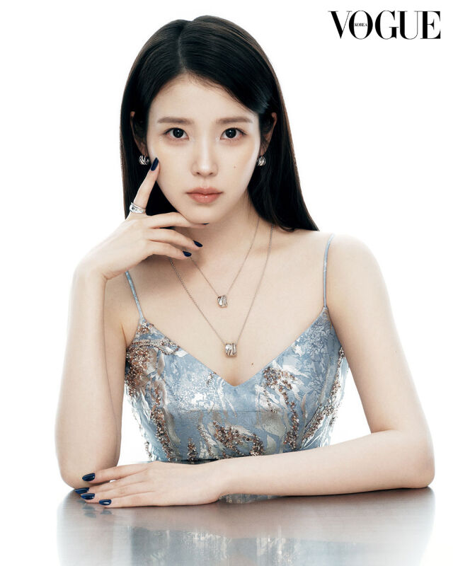 가수 겸 배우 아이유 화보 / 제이에스티나(J.ESTINA)