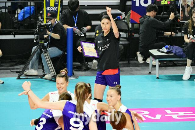 김연경이 작전판에 적은 문구를 보이며 선수들에게 격려하고 있다.