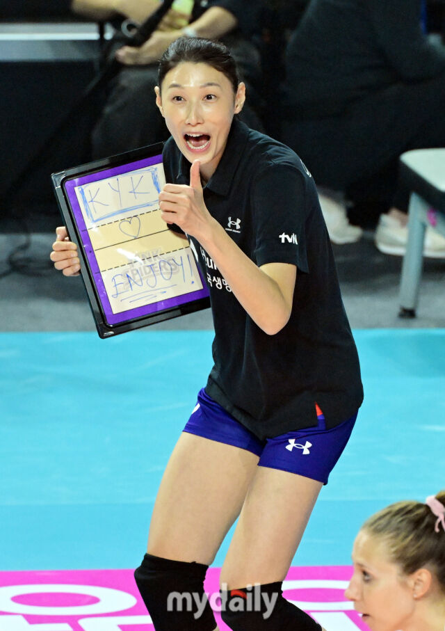 김연경 감독이 경기 전 선수들과 웃으면서 파이팅을 외치고 있다.