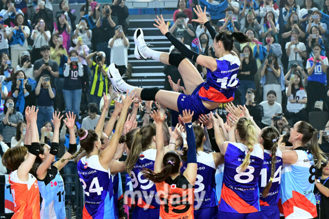 김연경이 은퇴식에서 팬들에게 인사말을 하고 있다.