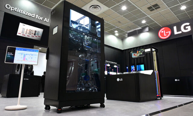 데이터센터 내 CPU·GPU 칩의 열을 직접 냉각시키는 액체냉각 솔루션인 LG전자 CDU(냉각수 분배 장치)./LG전자