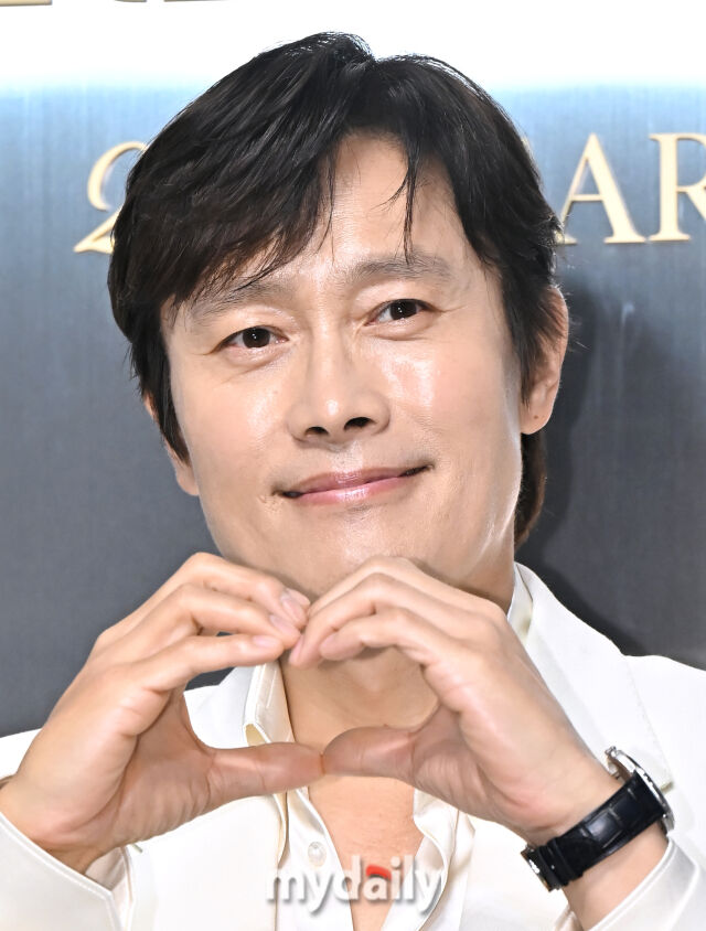 배우 이병헌이 26일 오전 서울 성수동 앤더슨씨에서 진행된 브레게 250주년 기념 전시행사에 참석해 포토타임을 갖고 있다.