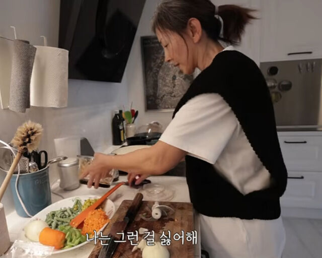 이미숙이 집에서 건강식 샌드위치를 만들어 눈길을 끌었다. / 유튜브 