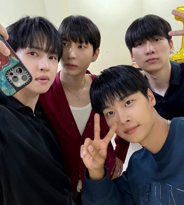 그룹 빅스(레오,켄, 엔, 혁)가 데뷔 13주년을 맞아 함께한 기념 사진을 공개했다. / 엔(차학연) 인스타그램 캡처