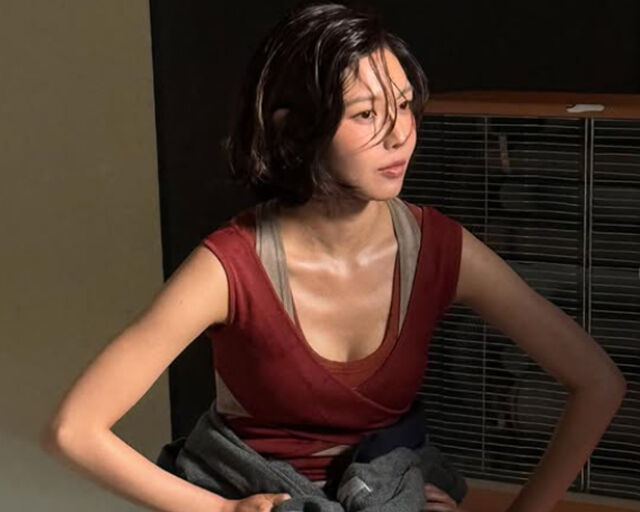수영이 평소 이미지와 달리 섹시한 이미지를 보여주고 있다. / 수영 소셜미디어 캡처 