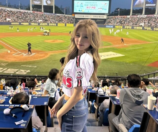 아이브 가을이 LG 트윈스의 승리를 응원했다. / 아이브 가을 인스타그램 캡처