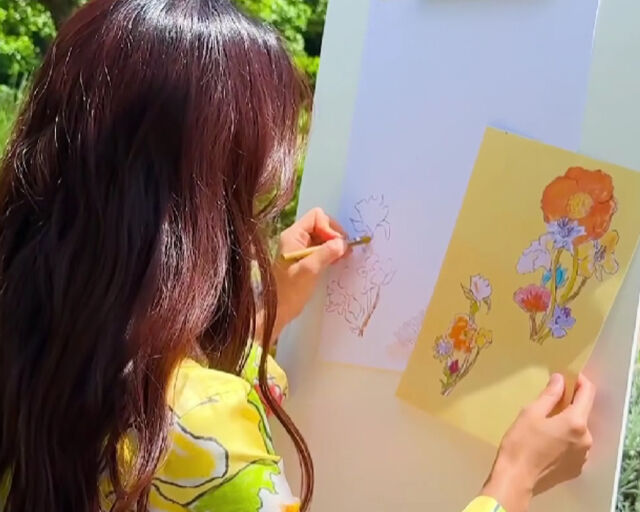 이시영이 진지하게 그림을 그리고 있다. / 이시영 소셜미디어 캡처
