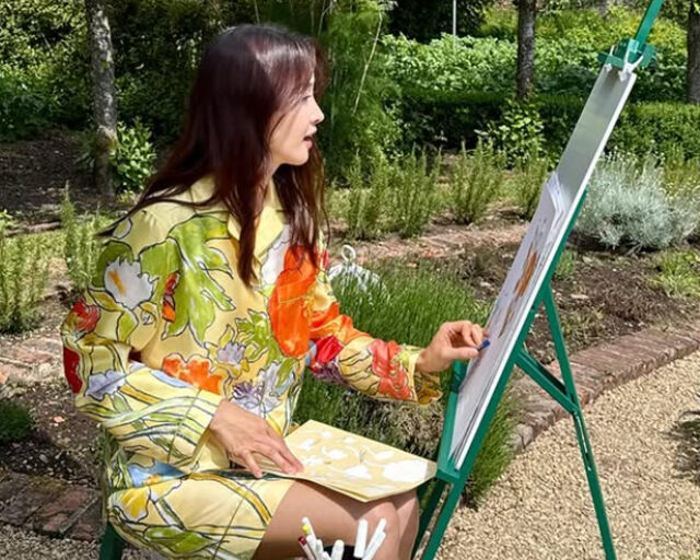 이시영이 화려한 프린트의 원피스를 입고 여성스러운 이미지를 자아내고 있다. / 이시영 소셜미디어 캡처
