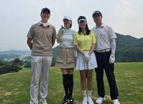 방송인 도경완과 가수 장윤정 부부가 지인들과 함께 골프장에서 환한 미소를 짓고 있다./도경완 인스타그램
