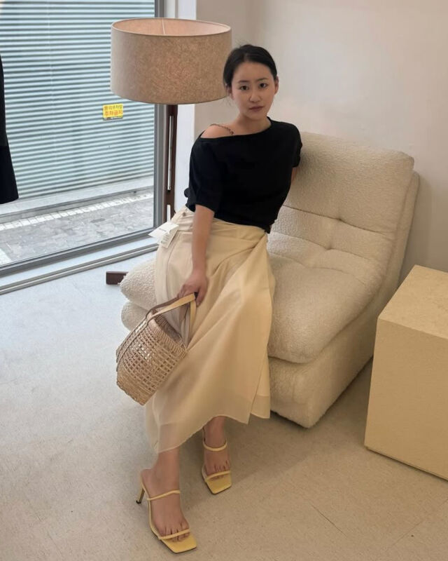 가수 조현아가 10kg 감량 이후 몰라보게 달라진 외모를 보여주고 있다. 오프숄더 블라우스와 롱스커트를 매치해 날씬한 몸매와 우아한 분위기를 자아냈다. /조현아 인스타그램