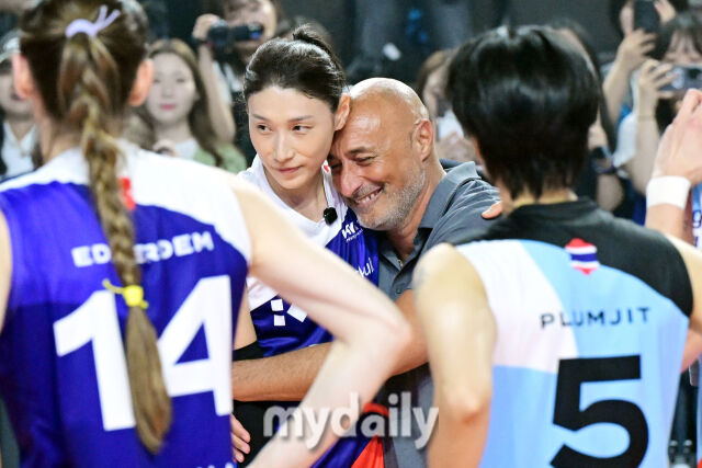 선수로 마지막 경기를 끝낸 김연경과 아본단자 감독이 포옹을 하고 있다.