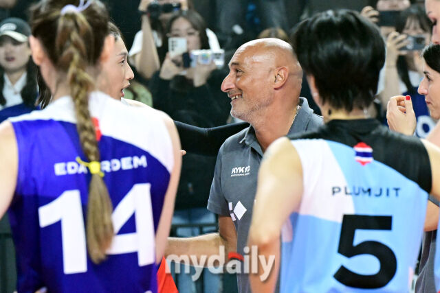 경기를 끝낸 김연경에게 아본단자 감독이 축하를 건네고 있다.