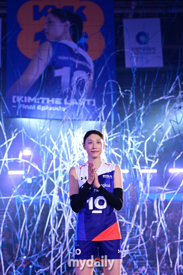 김연경이 자신의 은퇴식에서 팬들에게 감사의 인사를 하고 있다.