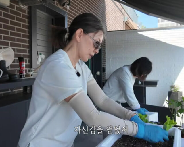 이미숙이 테라스에서 각종 작물을 심고 행복해했다. / 유튜브 