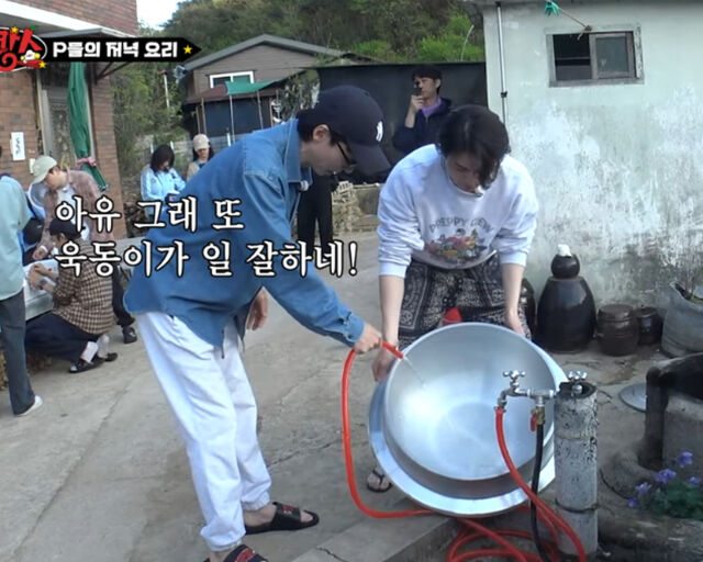 이동욱이 멤버들의 저녁 식사를 위해 궂은일을 마다하지 않았다. / 유튜브