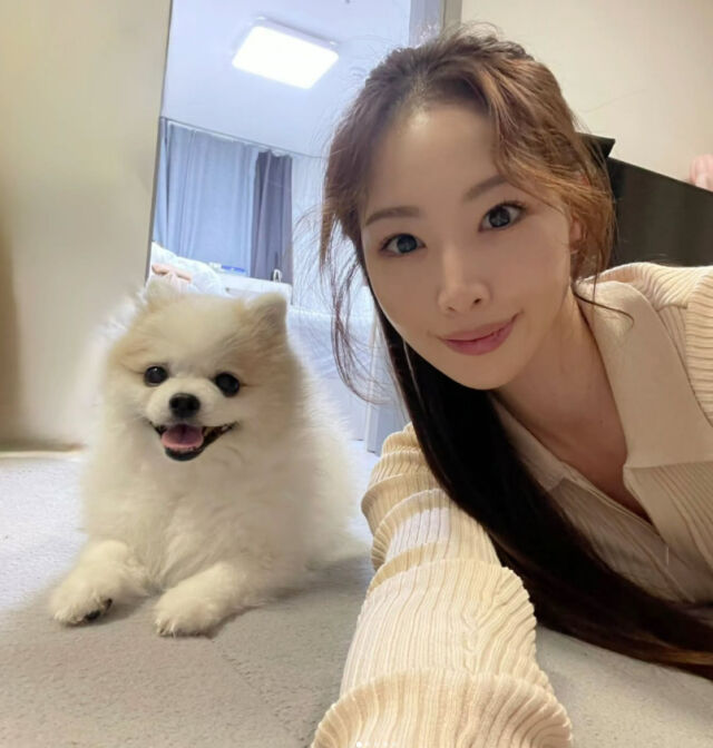 지난해 1월 스케일링을 한 반려견과 함께 포즈를 취한 신수지./소셜미디어