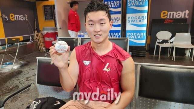 선발승 기념구를 소중히 챙긴 SSG 랜더스 김건우./인천=김경현 기자