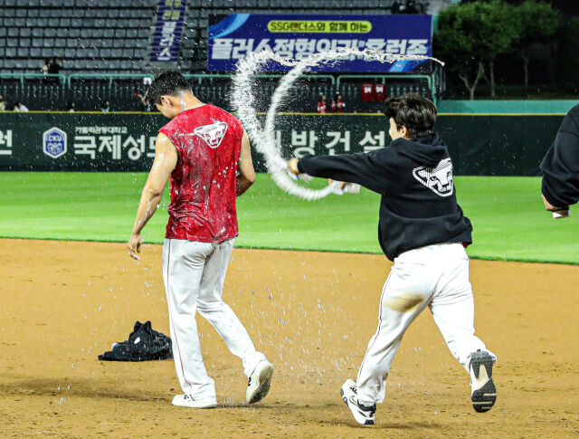 물세례를 맞는 김건우./SSG 랜더스
