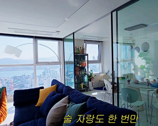 깔끔하게 꾸며진 신동의 집이 눈길을 끌고 있다. / 유튜브 