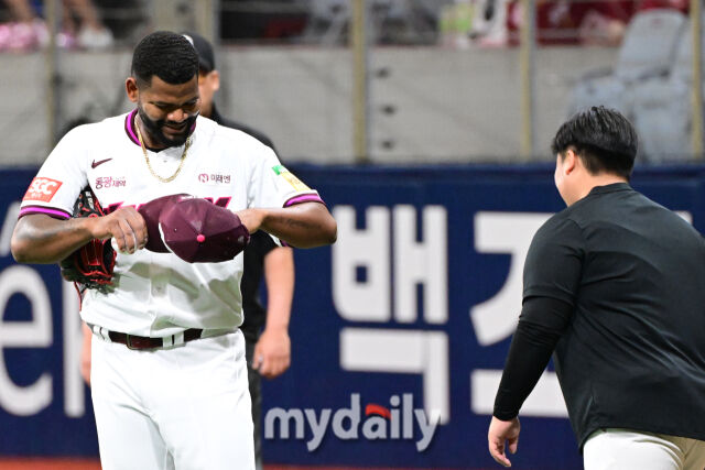 피치컴을 깜박한 알칸트라가 피치컴을 장착한 뒤 미소를 짓고 있다.