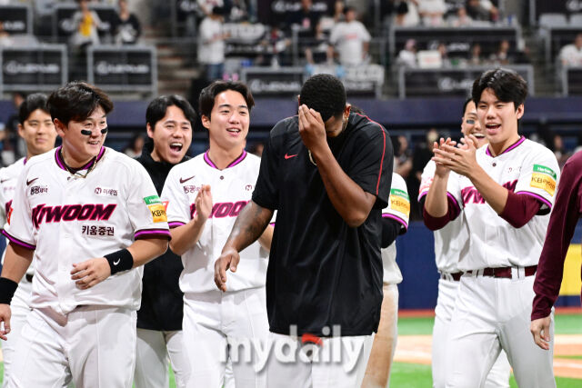 KBO리그 346일 만에 승리를 기록한 알칸트라에게 키움 선수들이 축하해 주고 있다.