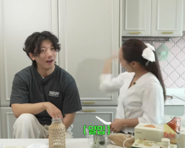 유진은 기태영의 등짝을 때려 보는 이들을 놀라게 했다. / 유튜브 