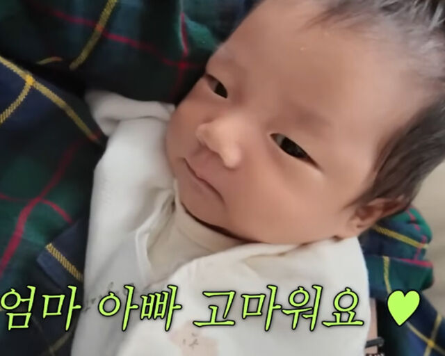 손담비의 딸 해이가 점점 또렷한 이목구비를 보이고 있다. / 유튜브 